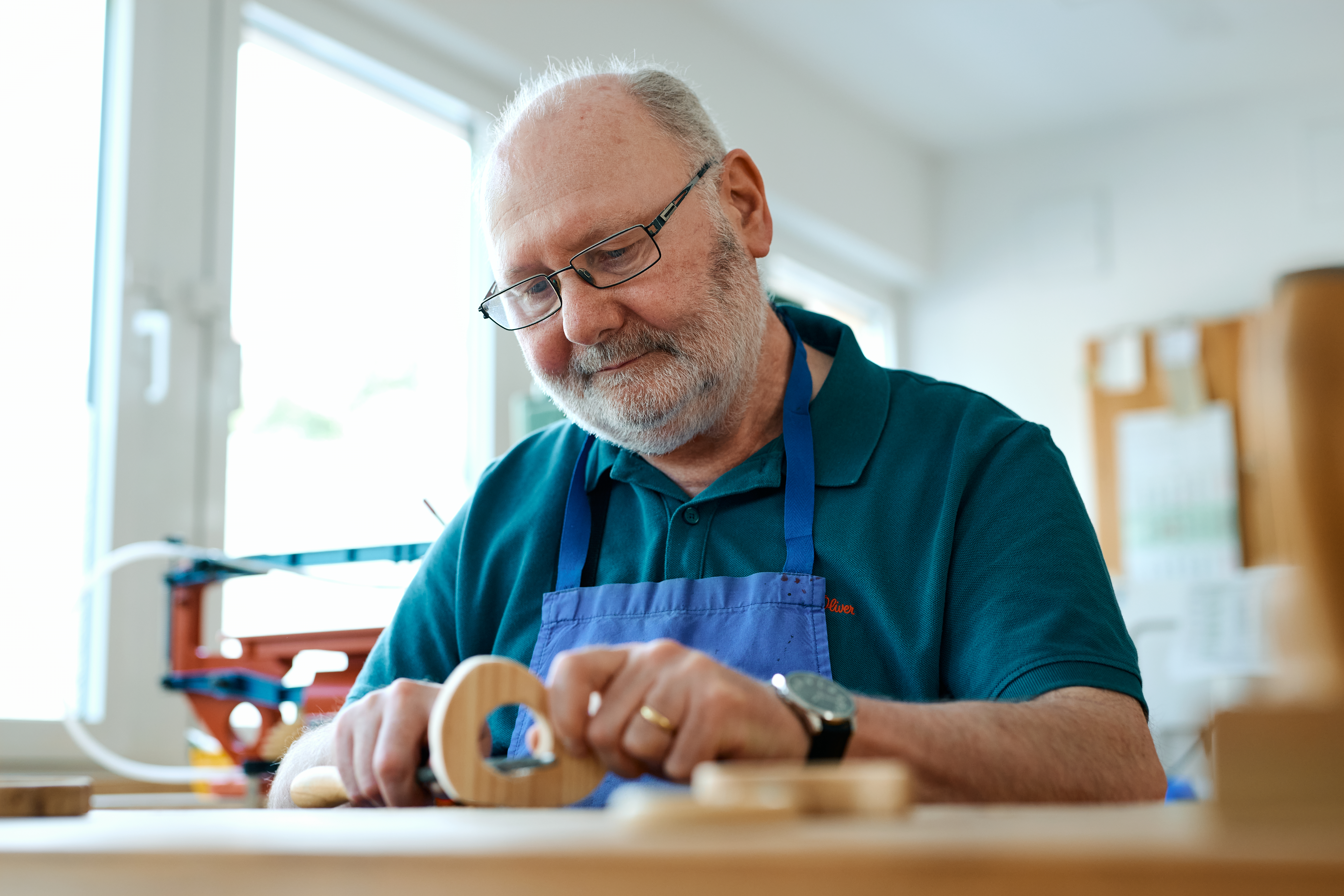 Ulrich Pohl arbeitet an einem Werkstück aus Holz.