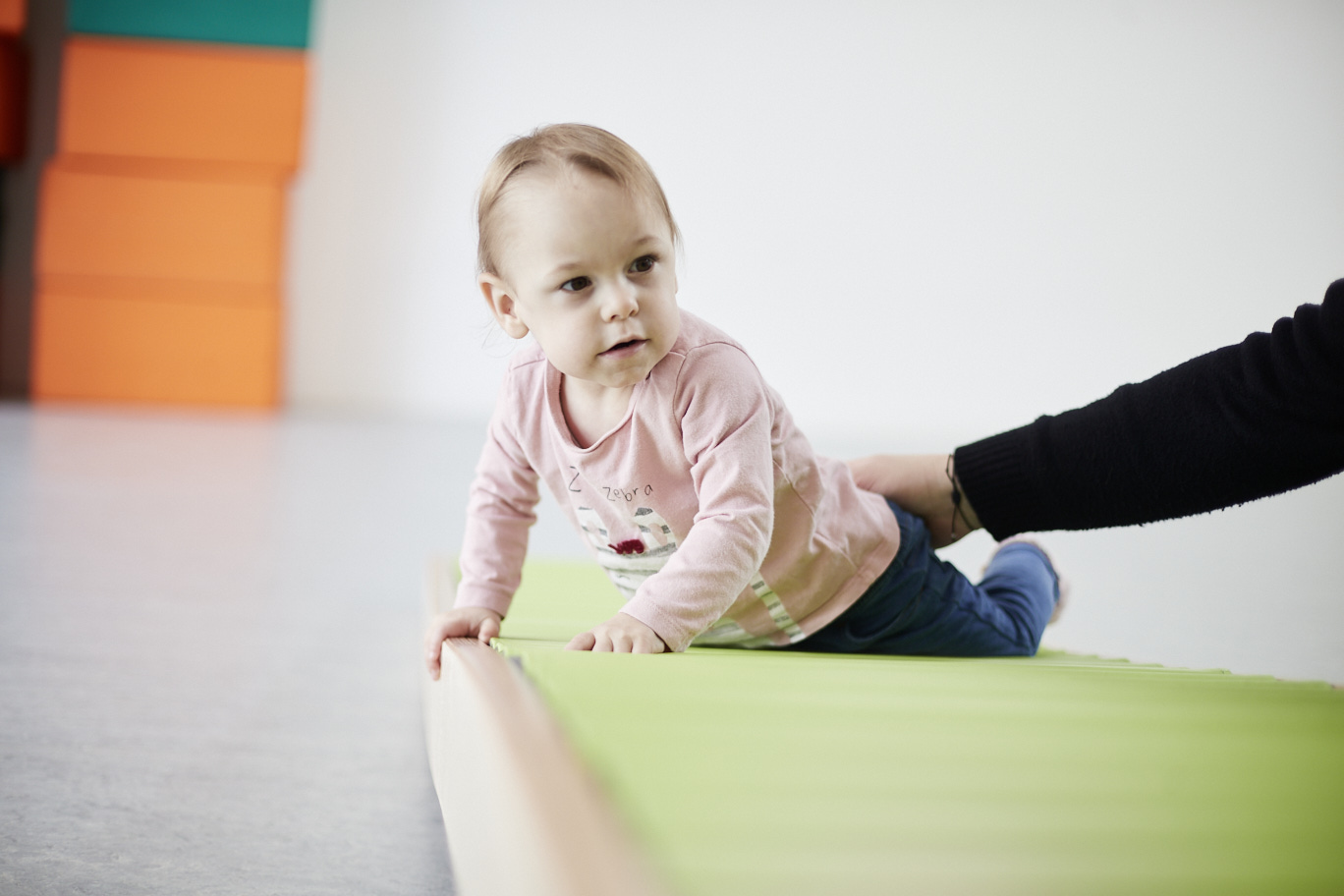 Clara bei der Frühförderung (Foto: LWL / Haslauer)