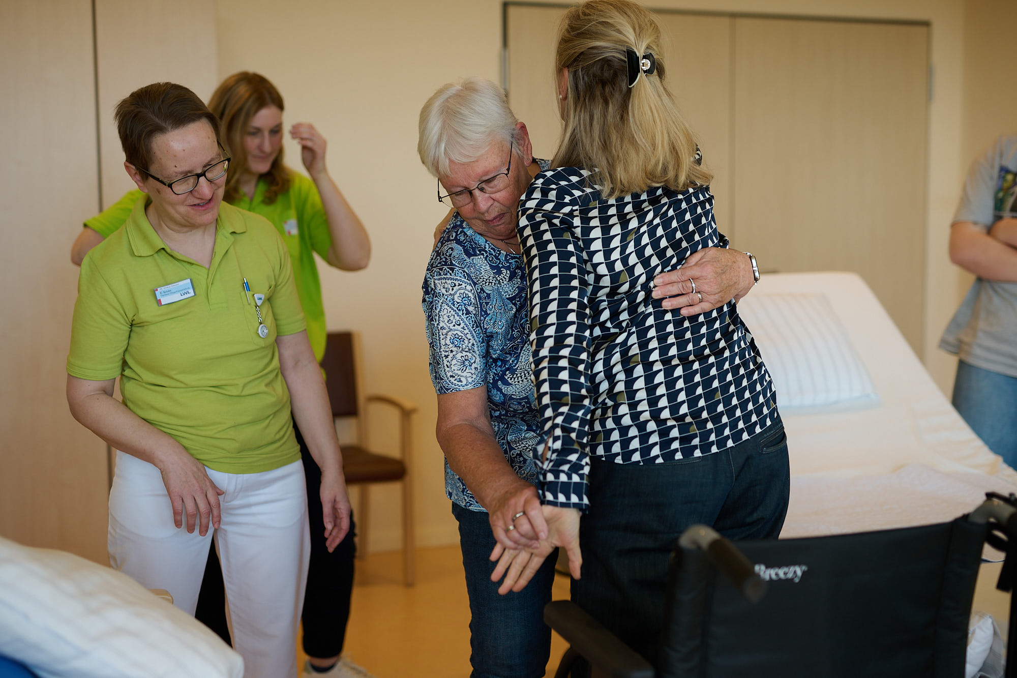 Eine Frau erklärt eine Inkontinenzeinlage