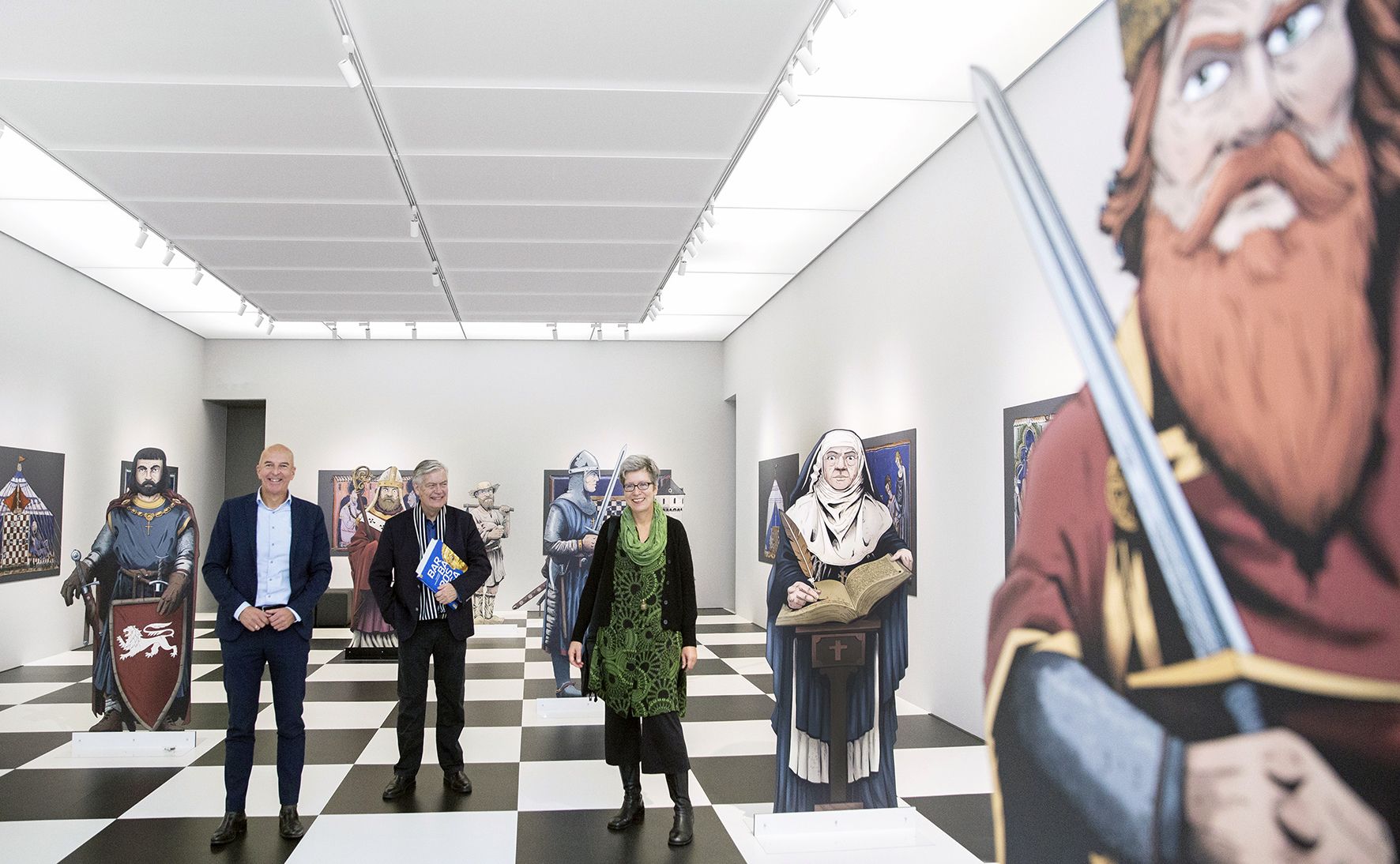 Dr. Georg Lunemann, Museumsdirektor Dr. Hermann Arnhold und Kuratorin Dr. Petra Marx in der Ausstellung (Foto: LWL/Hanna Neander)