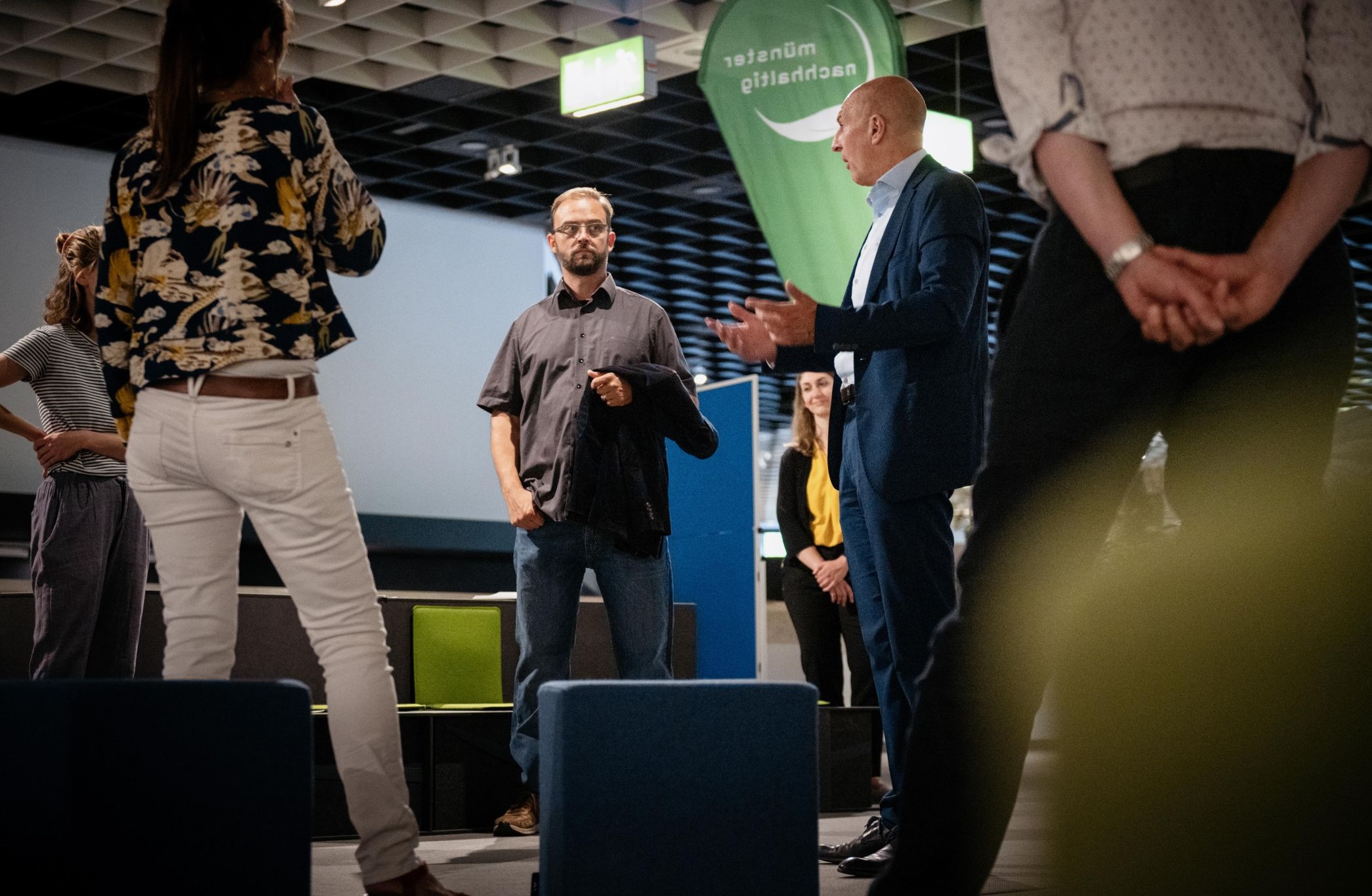 Dr. Georg Lunemann, der Direktor des LWL, im Gespräch mit Vertreter:innen von "Münster nachhaltig e. V.". (Foto: LWL/Steinweg)