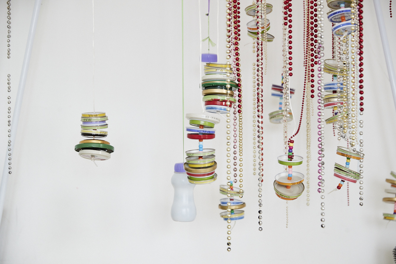 Selbstgebastelte Windspiele aus Perlen (Foto: LWL / Haslauer)