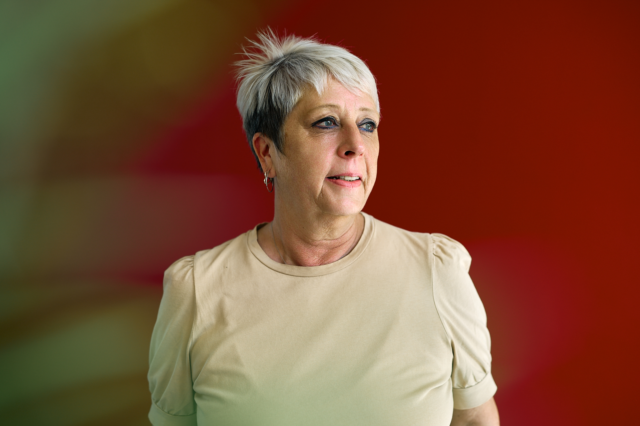 Portrait Katja Schäfer vor roter Wand
