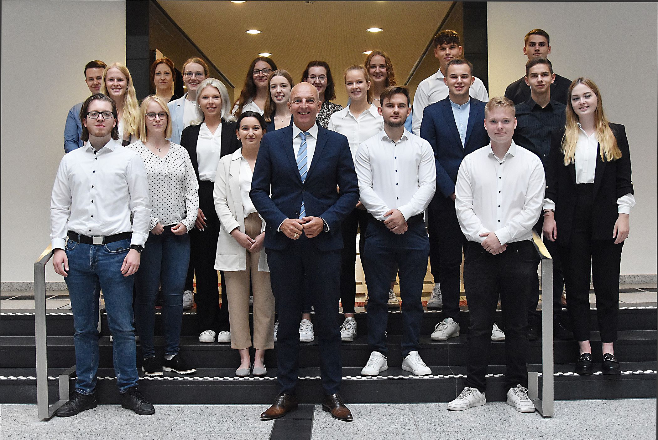 Dr. Georg Lunemann, der Direktor des LWL (vorne Mitte), begrüßte die Nachwuchskräfte in Münster. (Foto: LWL)