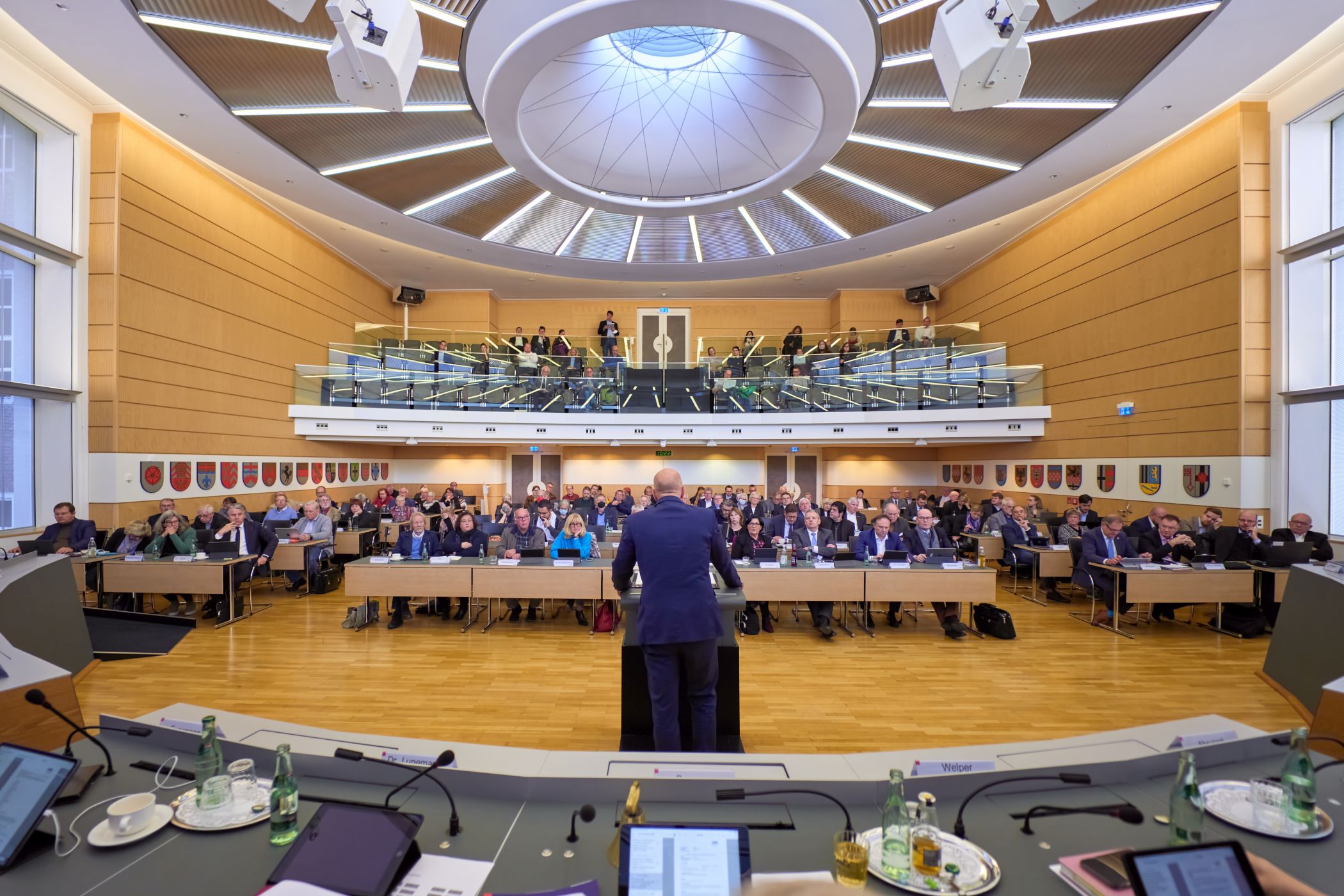 Dr. Georg Lunemann steht am Rednerpult stellte in der Landschaftsversammlung den Haushaltsplan für das Jahr 2023 vor. (Foto: LWL/Urban)