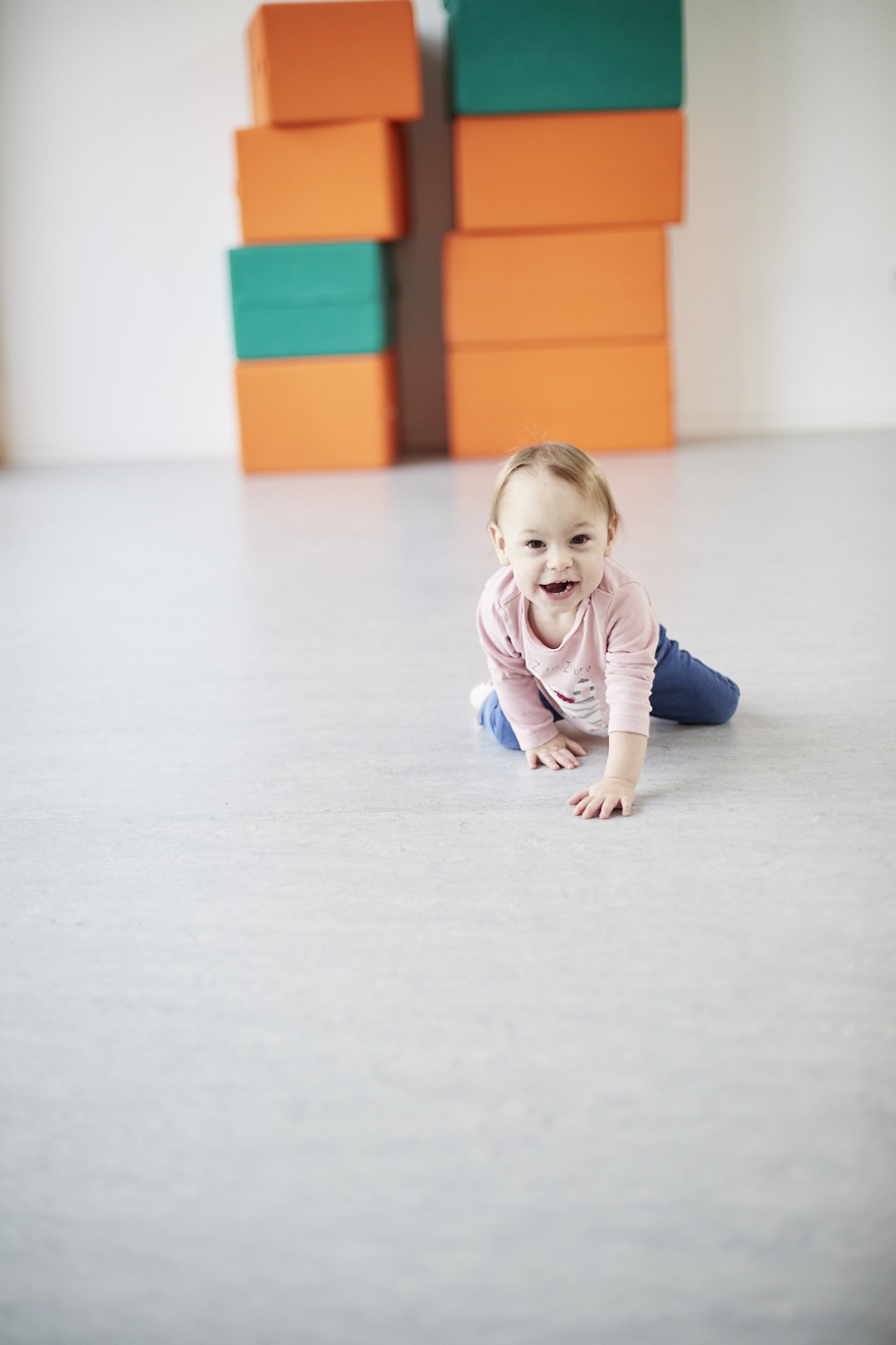 Clara krabbelt über den Boden des Therapieraums (Foto: LWL / Haslauer)