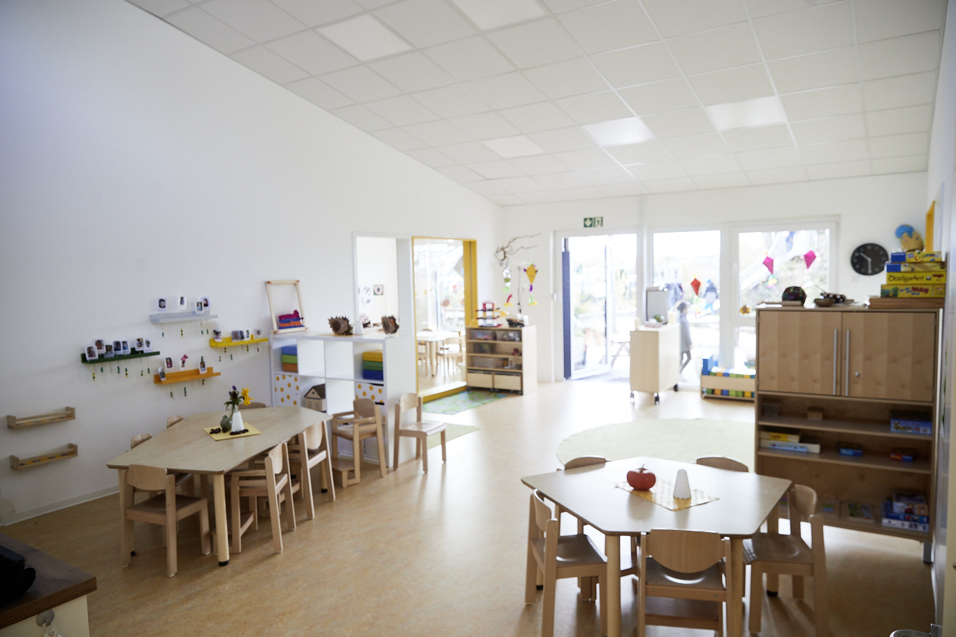 Blic in einen Kita-Raum mit Tischen. (Foto: LWL / Haslauer)