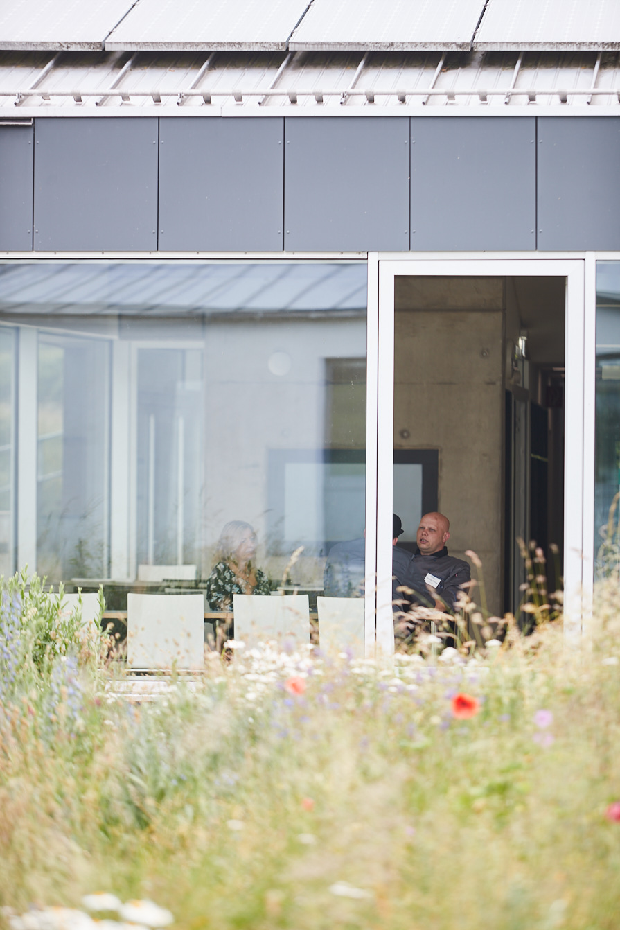 Blick in den Wintergarten der Mensa, in dem die Kolleg:innen eine Teambesprechung haben. (Bild: LWL/Haslauer)