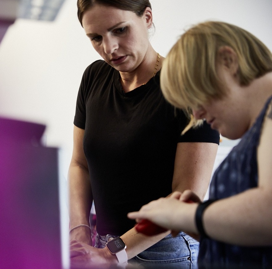 Hannah van Eyk und Betreuerin Svea-Maria Hielscher beim gemeinsamen Kochen. (Bild: LWL/Haslauer)
