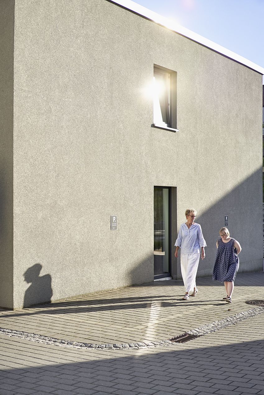 Hannah van Eyk mit Mutter Karin bei einem gemeinsamen Spaziergang. (Bild: LWL/Haslauer)