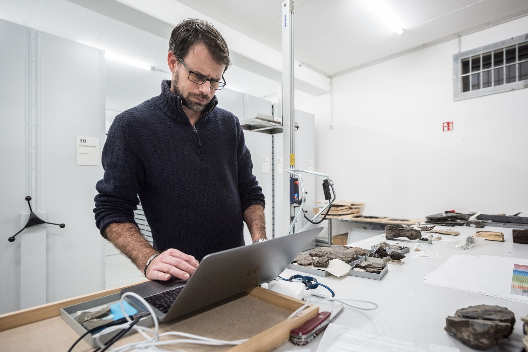 Der Wissenschaftler Dr. Pott bei der Arbeit (Foto: LWL/Steinweg). Der Wissenschaftler Dr. Pott bei der Arbeit (Foto: LWL/Steinweg).