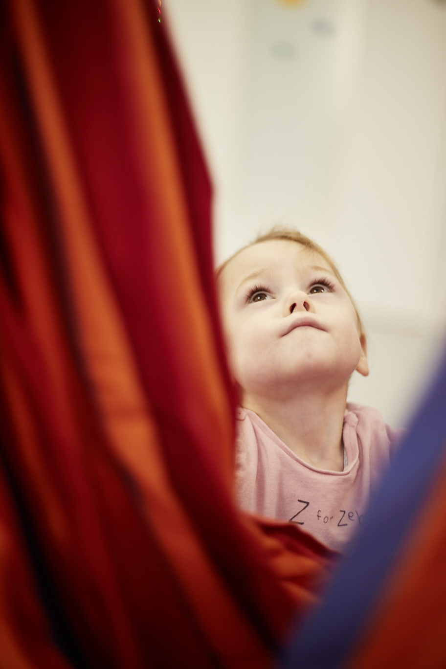 Clara blickt nach oben und begutachtete ein rotes Tuch, das von der Decke hängt. (Foto: LWL / Haslauer)