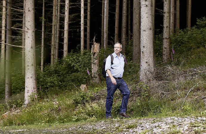 Matthias Löb beim Gang durch einen Wald.