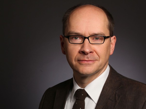 Ein Porträtfoto von Dr. Holger Mertens.