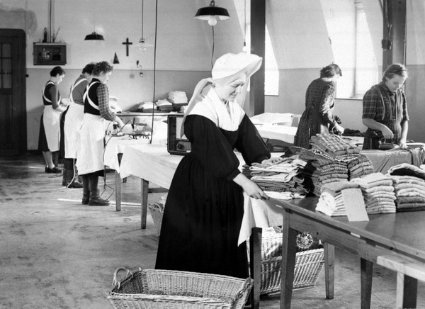 Patientinnen und eine Schwester der Marsberger Einrichtung in der Büglerei, 1955.
Foto: LWL/Hild