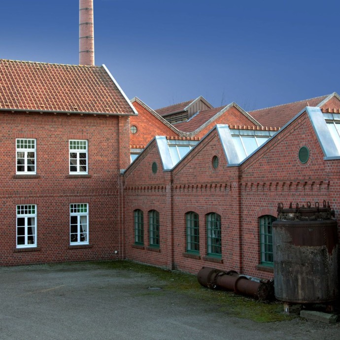 Innenhof der alten Spinnerei, umgeben von Backsteingebäuden (vergrößerte Bildansicht wird geöffnet)