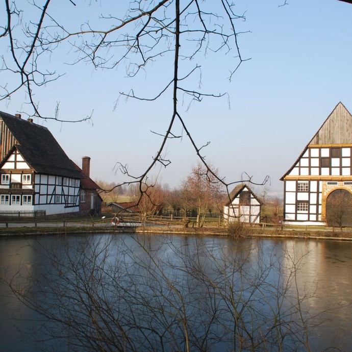Der Dorfteich umgeben von alten Fachwerkhäusern am anderen Ufer (vergrößerte Bildansicht wird geöffnet)