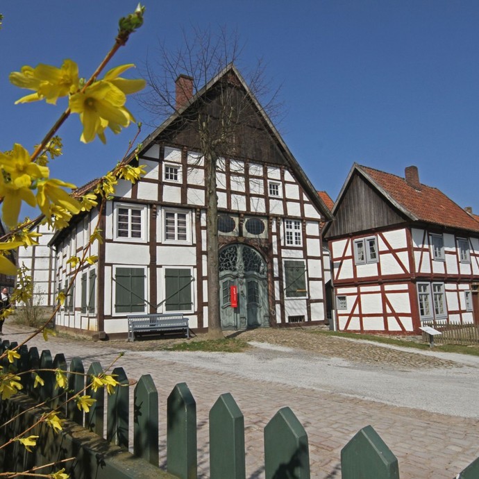 Alte Fachwerkhäuser des Paderborner Dorfs aus der Ferne (vergrößerte Bildansicht wird geöffnet)
