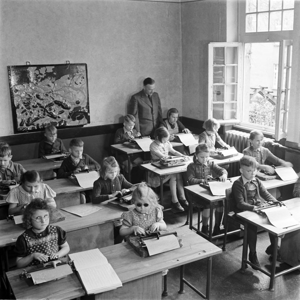 Kinder der Blindenschule in Warstein lernen in den 1950er-Jahren die Brailleschrift.