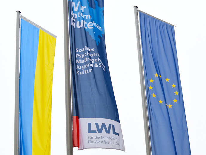 Flaggen vor dem Landeshaus in Münster, darunter eine Ukraine-Flagge. (vergrößerte Bildansicht wird geöffnet)
