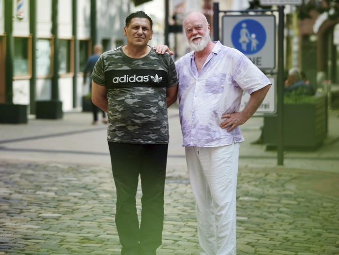 Ertun Sarkaya und Matthias Munko vor einer Fußgängerzone. (vergrößerte Bildansicht wird geöffnet)