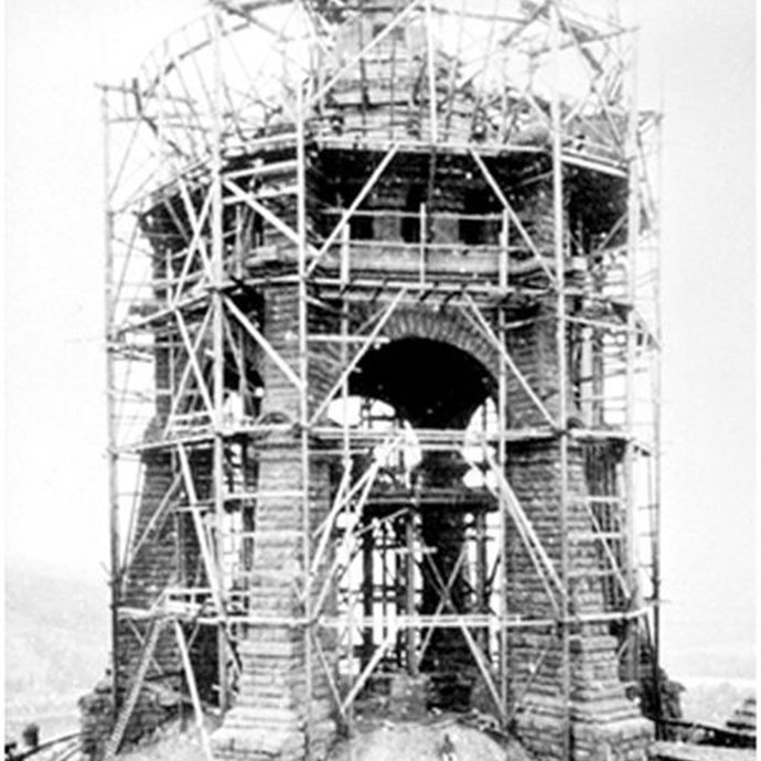 Historisches Foto der Errichtung des Denkmals, ca. 1895. Foto: LWL-Medienzentrum für Westfalen/S. Sagurna (öffnet vergrößerte Bildansicht)
