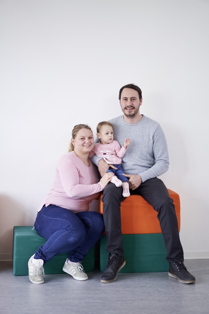 Familienfoto im Therapieraum mit Clara und ihren Eltern. (Foto: LWL / Haslauer)