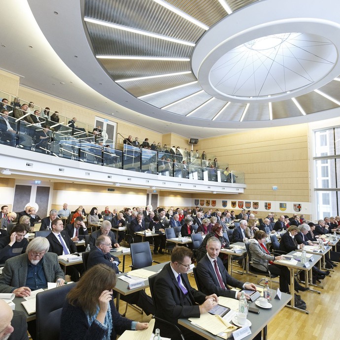 Die Landschaftsversammlung im Plenarsaal (öffnet vergrößerte Bildansicht)