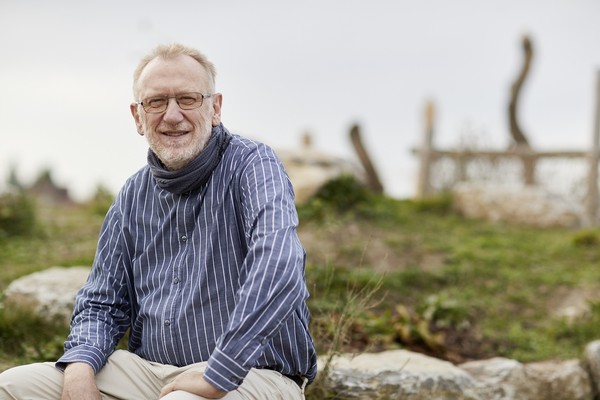 Friedhelm Hake im Außenbereich der Kita (Foto: LWL / Haslauer)