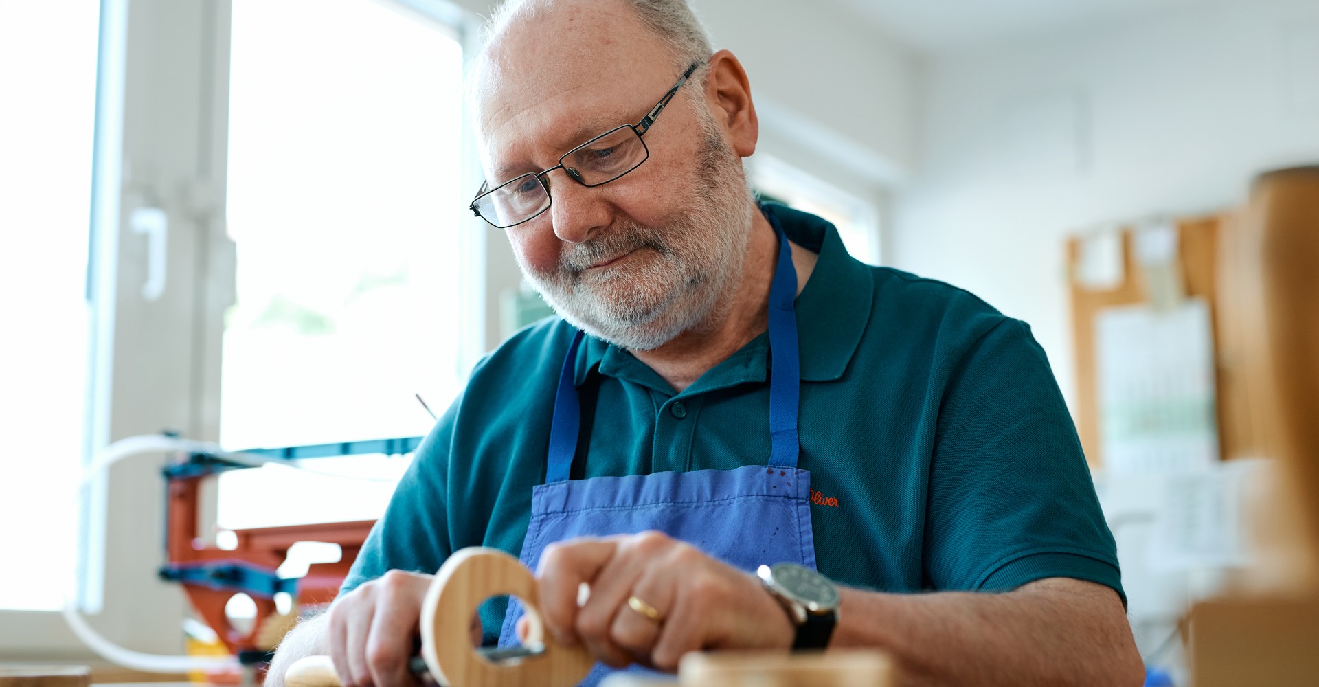 Ulrich Pohl arbeitet an einem Werkstück aus Holz.