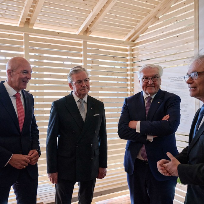 Hendrik Wüst, Dr. Georg Lunemann, Michael Dreier, Frank-Walter Steinmeier und Dr. Martin Kroker in der "Wanderhütte". (vergrößerte Bildansicht wird geöffnet)