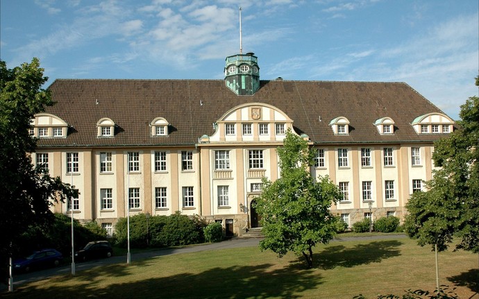Das Verwaltungsgebäude des LWL-Klinikum Gütersloh im Jahr 2019