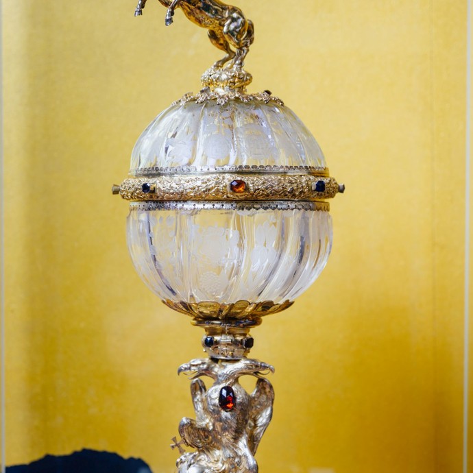 Den Pokal mit dem vergoldeten Westfalenross schenkte der Kurfürst und Kölner Erzbischof Maximilian Heinrich von Bayern den westfälischen Landständen. (vergrößerte Bildansicht wird geöffnet)