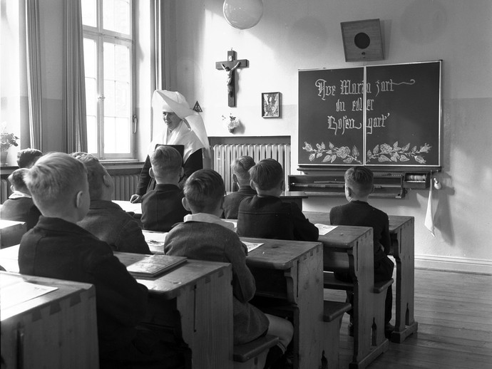 Schulunterricht 1955 (vergrößerte Bildansicht wird geöffnet)