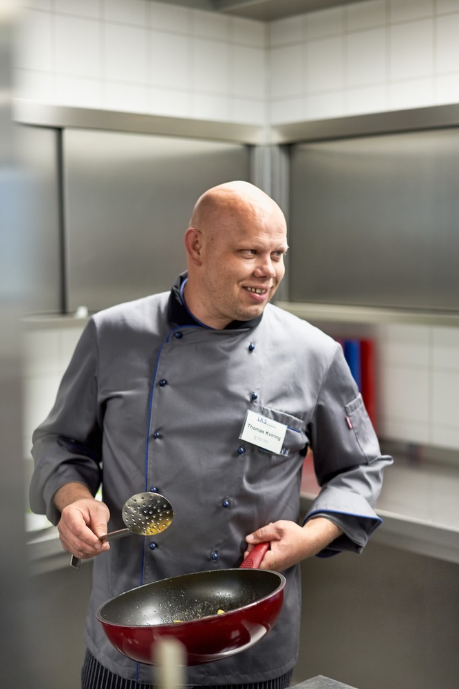 Koch Thomas Kviring in der Küche beim Lippischen Kombi-Service. (Bild: LWL/Haslauer)