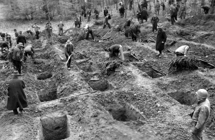1945 werden unter Aufsicht der US-Soldaten Gräber ausgehoben.