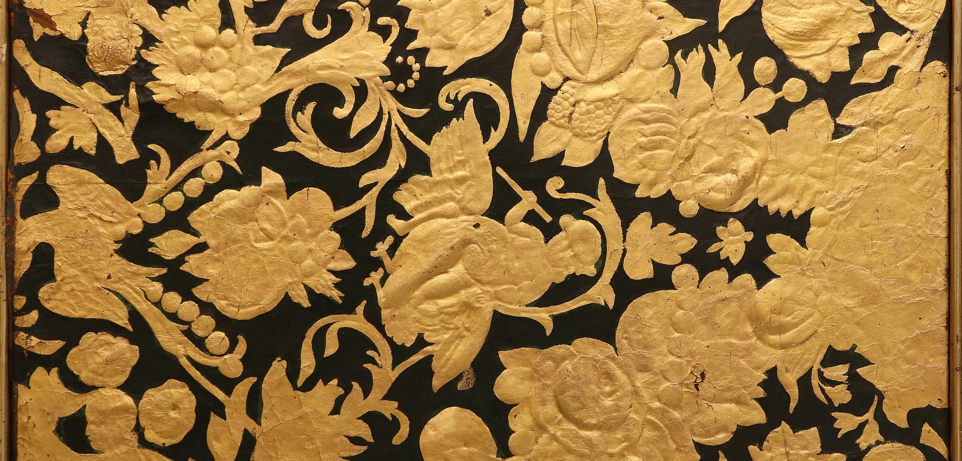 Ausschnitt von goldenen Ornamenten auf schwarzem Grund
