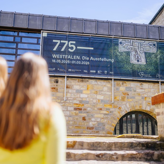 Außenansicht des LWL-Museums in der Kaiserpfalz mit dem Banner der Ausstellung. (vergrößerte Bildansicht wird geöffnet)