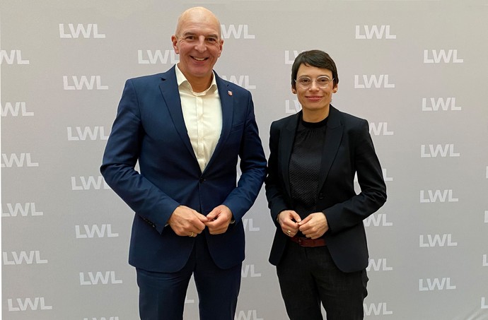 Dr. Georg Lunemann, der Direktor des LWL mit Ministerin Josefine Paul