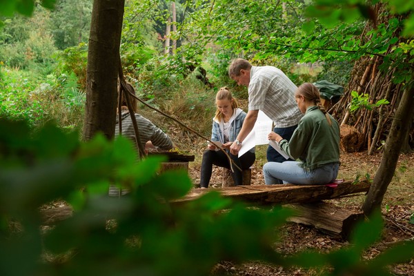 Waldpädagoge Konrad Staschenuk arbeitet mit den Kindern und Jugendlichen in und mit der Natur.
Foto: LWL