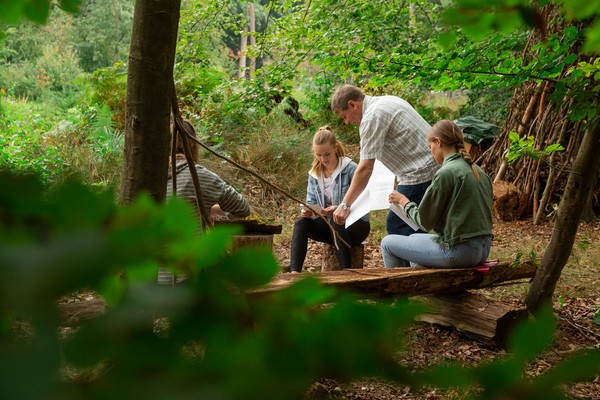 Waldpädagoge Konrad Staschenuk arbeitet mit den Kindern und Jugendlichen in und mit der Natur.
Foto: LWL
