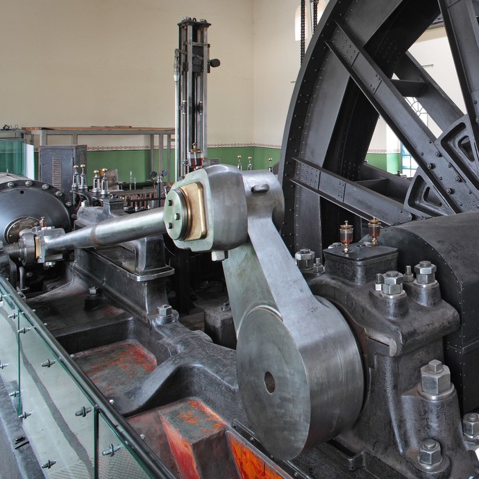 Ausschnitt einer alten Dampffördermaschine. Zu sehen sind Räder, Hebel und Kurbeln (vergrößerte Bildansicht wird geöffnet)
