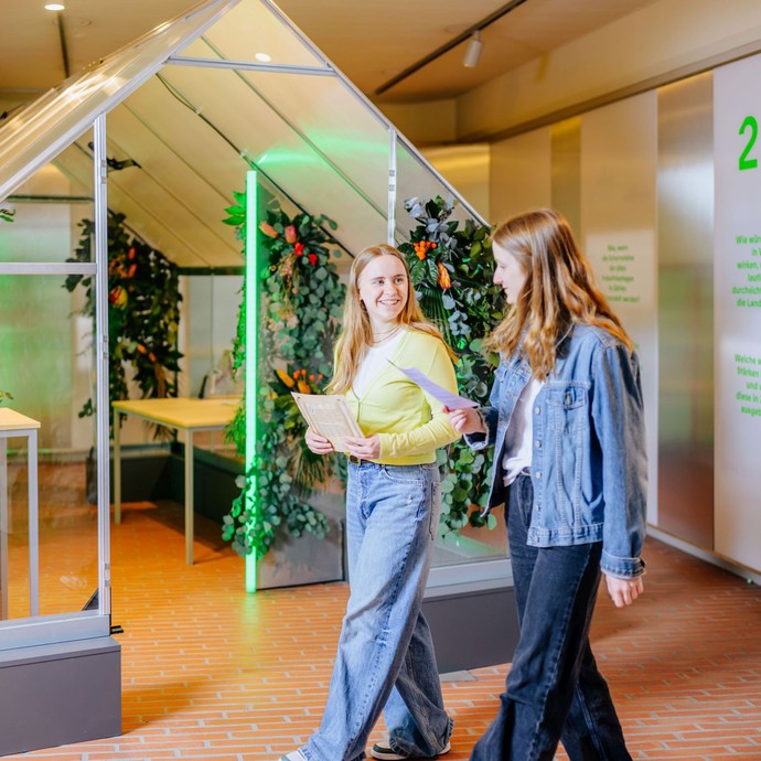 Wie sieht Westfalen in der Zukunft aus? In diesem letzten Ausstellungsteil sind ganz verschiedene Szenerien denkbar. (vergrößerte Bildansicht wird geöffnet)