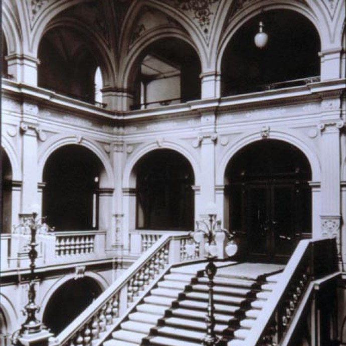 Historische Aufnahme von einer Treppe im Lichthof des LWL-Landeshauses um 1905 (öffnet vergrößerte Bildansicht)
