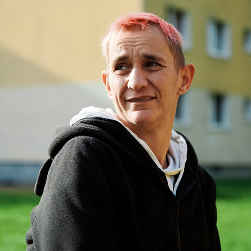 Porträt einer Frau mit kurzen roten Haaren