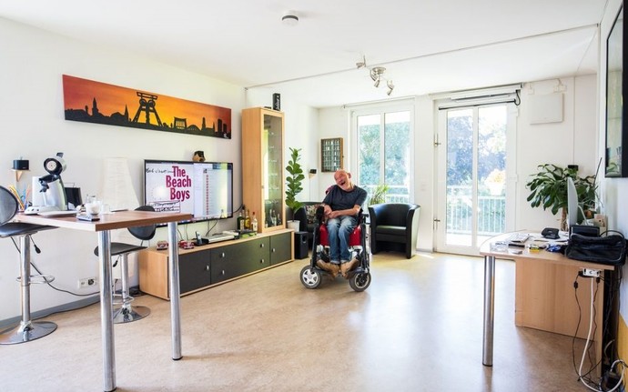 Wolfgang Pohl sitzt im Rollstuhl in seiner Wohnung in Bochum. (Bild: LWL/Steffen)