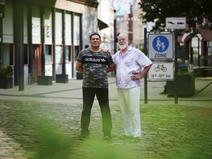 Ertun Sarkaya und Matthias Munko vor einer Fußgängerzone. (vergrößerte Bildansicht wird geöffnet)