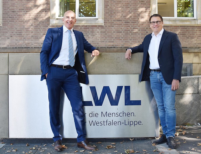 Dr. Georg Lunemann und Oliver Vogt vor einem LWL-Schild