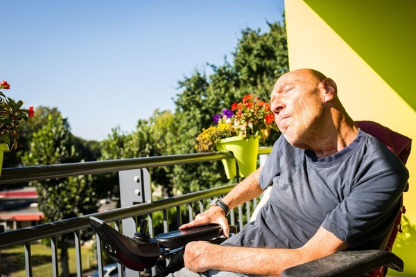 Wolfgang Pohl auf seinem Balkon. (Bild: LWL/Steffen)