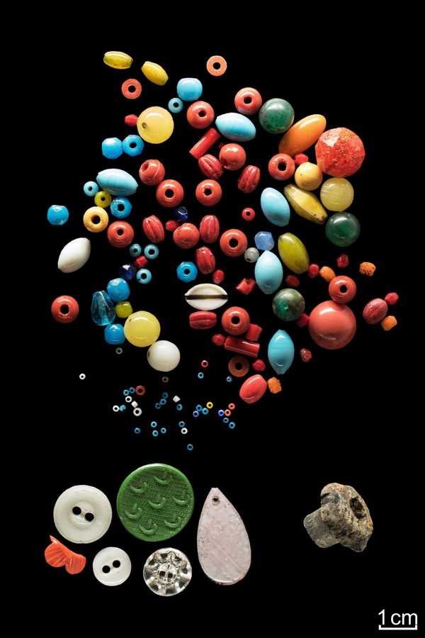 Perlen, Knöpfe, Garnröllchen-Fragment von der Fundstelle Warstein. Foto: LWL/Thomas Poggel